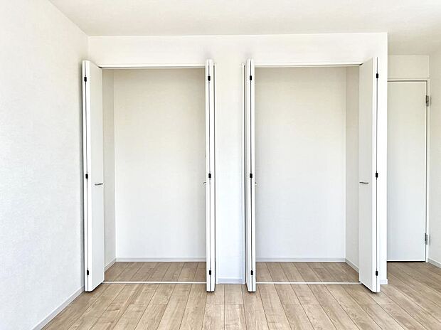 ~Closet~ 壁面クローゼットがあればタンスを置く必要がなく、出っ張りのないスッキリ空間を維持できます。限られたスペースを有効に活用できそう。季節の衣類や趣味の品などたっぷり収納出来ますね♪
