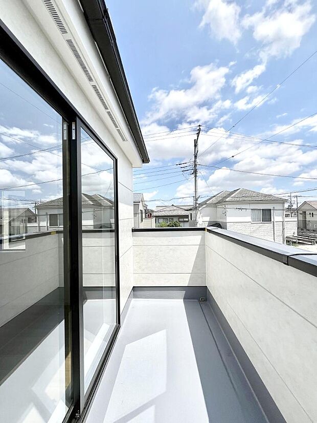 ～Balcony～　大きな空に囲まれた気持ちのいい家。バルコニーを覗くだけで圧倒的な開放感に包まれます。バルコニーは陽がさしこみお布団や洗濯物を気持ちよく干すことができます。