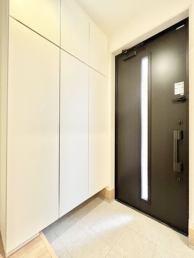 ~Entrance~ 家の中でお客様を迎える最初の場所である玄関は、家の印象そのものです!豊富な玄関収納で、常に綺麗に保つことが出来ます♪玄関にはたっぷり収納の下駄箱を完備!