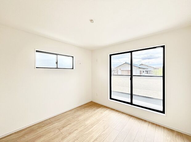 ~Bed Room~ 部屋数が多いのが戸建てのメリットです。ご家族が増えたことで手狭に感じていた住まいも戸建てでは各居室プライバシーを保つことができます。住まいにゆとりが生まれ心もリラックスできます♪