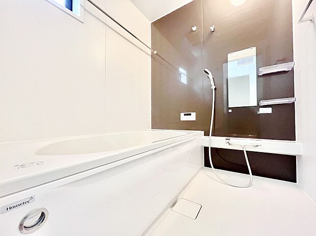 ~Bath Room~ ゆったりと足を伸ばして入浴することが可能!一日の疲れを癒す貴重なバスタイムです。お子様とご一緒でも十分な広さなので、リビングとは違った家族団欒のひと時をお楽しみいただけます。