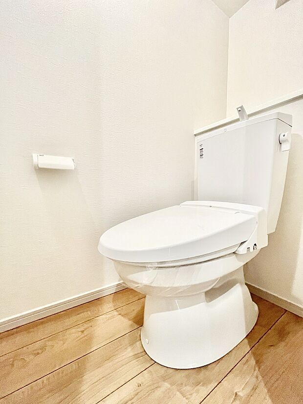 ~Toilet~ 綺麗・スッキリ・快適なウォシュレット付トイレでくつろげる空間です。トイレは毎日使わざるを得ないもの。いつも清潔を保ちたいですね。トイレが2ヶ所あるので朝の混雑時に便利です!