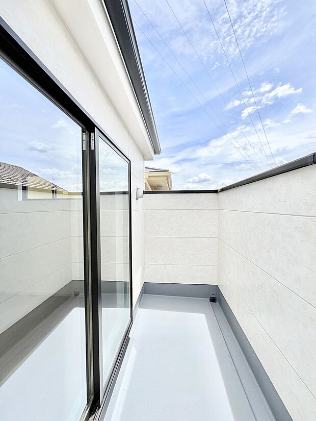 ~Balcony~ バルコニーは温かい陽がさしこみ、お布団や洗濯物を気持ちよく干すことができます。 使いやすく開放的なバルコニーです♪陽ざしがたっぷり降り注ぐ、バルコニー付き住まい。