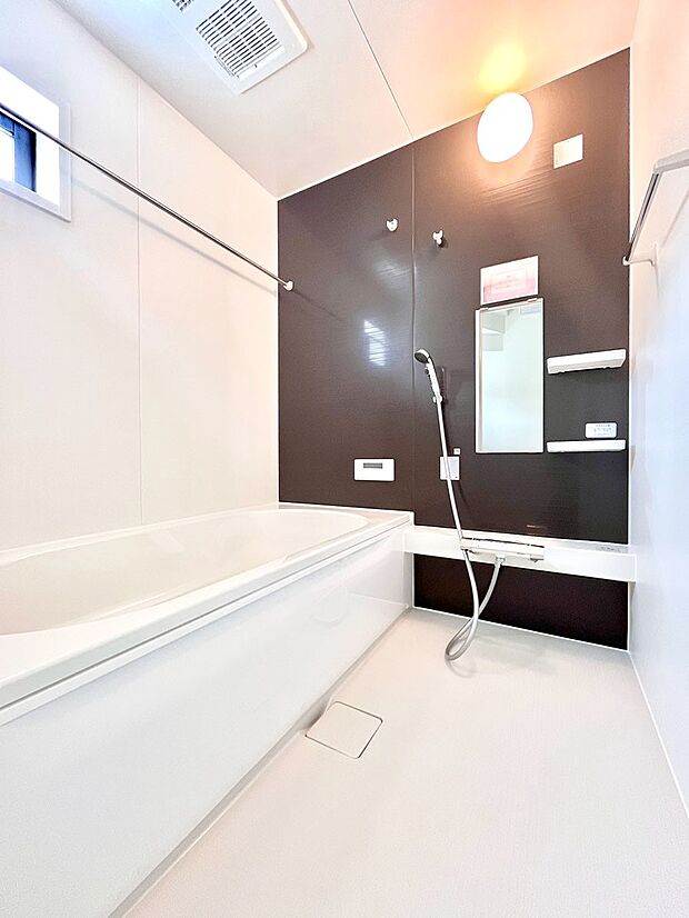 ~Bath Room~ 落ち着いた雰囲気の浴室で明日に向けてリフレッシュ。浴室乾燥機能も付いているので隣の洗濯機置き場で洗い上がった洗濯物を、雨の日も天気を気にせず乾燥させることも可能です。