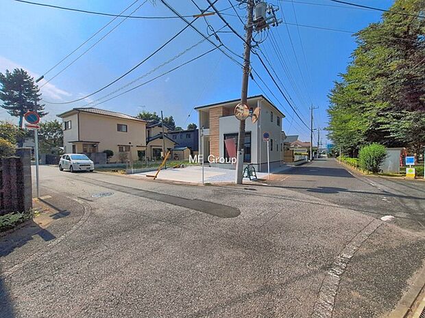 ~Exterior~ 東 6.01m 公道、南 5.98m 公道 駐車場2台分可能です!来客時にも重宝しますね。周辺は交通量の少ない生活道路なので小さなお子様がいても安心です。