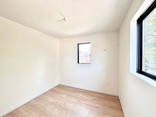 ~Bed Room~ 部屋数が多いのが戸建てのメリットです。ご家族が増えたことで手狭に感じていた住まいも戸建てでは各居室プライバシーを保つことができます。住まいにゆとりが生まれ心もリラックスできます♪