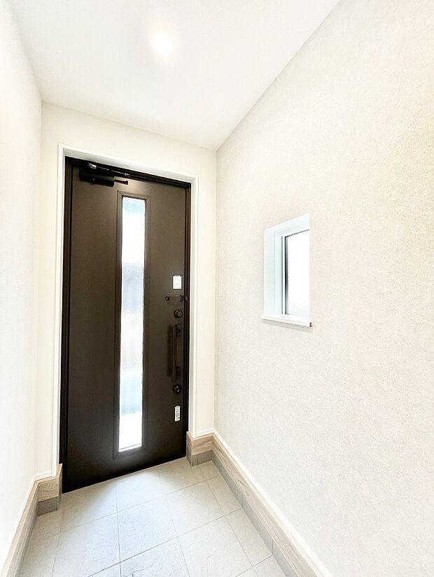 ~Entrance~ 玄関は家の顔といわれますが我が家のセンスをさりげなく感じさせる魅力ある玄関造りも楽しみの一つ。帰宅する度に家族がほっとできる心地よい空間造りも大切ですね♪