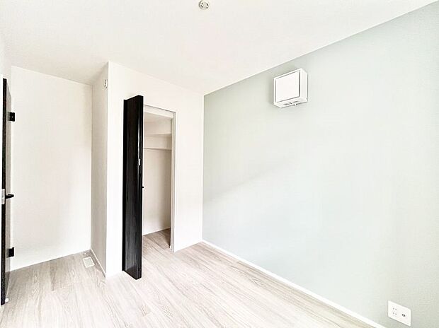 ~Bed Room~ 部屋数が多いのが戸建てのメリットです。ご家族が増えたことで手狭に感じていた住まいも戸建てでは各居室プライバシーを保つことができます。住まいにゆとりが生まれ心もリラックスできます♪