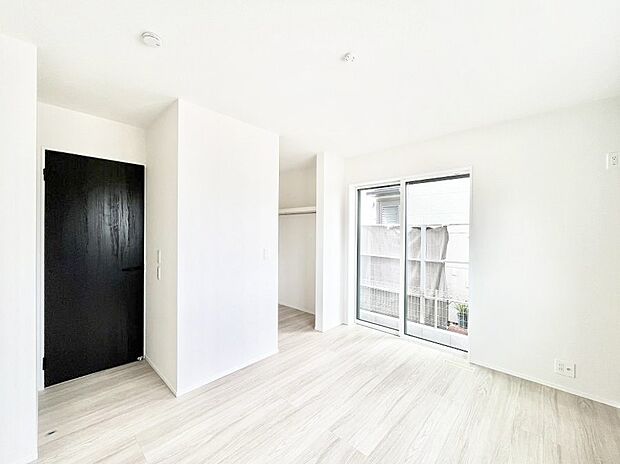 ~Bed Room~ 子供部屋はお子様にとって大変重な役割があります。子供一人で過ごす空間を与えることで、宿題や勉強時間も自然と増えまた自ら部屋の片付けや掃除なども促すことに繋がります。