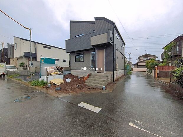 ~Exterior~ 前面道路:北東 4m 公道、北西 4m 公道 低層の一戸建てを中心とした街並みが整然と続き、周辺は高い建物が建っていないので、緑の多い閑静な趣を感じる環境です。
