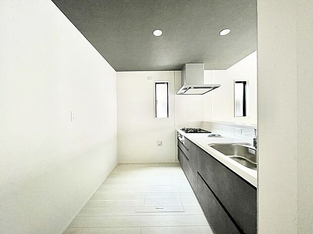 ~Kitchen~ 自然光が入る窓のあるキッチン☆毎日使う場所だからこそ、使い勝手を考慮しました。ゆったりとしたキッチンコーナーは質感豊かな仕上がりとなっております。