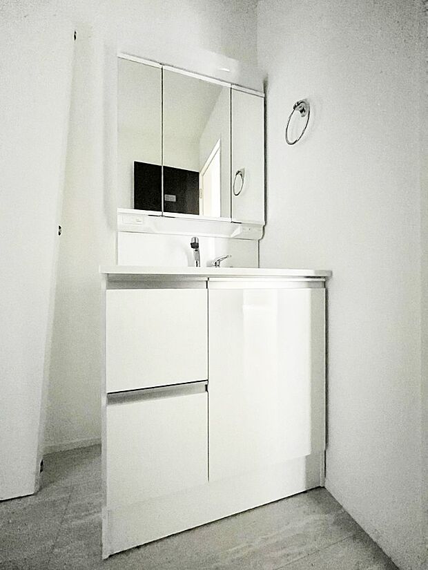 ~Dressing Room~ 十分な大きさの洗面台は収納もさる事ながら、身だしなみチェックや歯磨きなど、朝の慌ただしい時間でもホテルライクなスペースで余裕とゆとりを感じて頂けます。