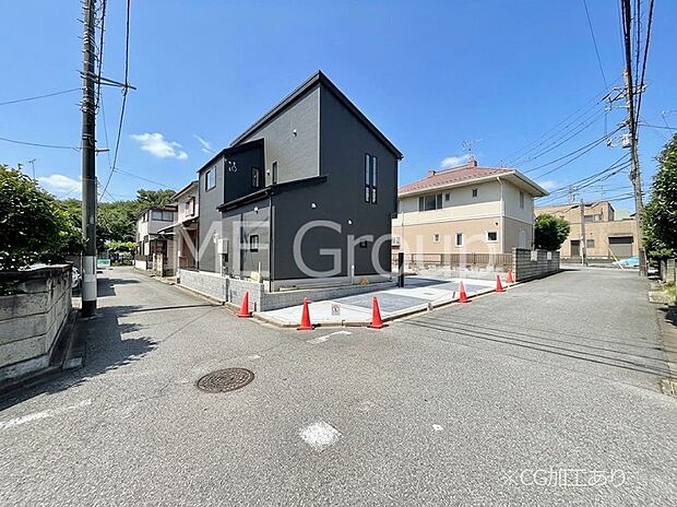 ~Exterior~ 前面道路:西 4.97m 公道、北 4m 公道 低層の一戸建てを中心とした街並みが整然と続き、周辺は高い建物が建っていないので、緑の多い閑静な趣を感じる環境です。