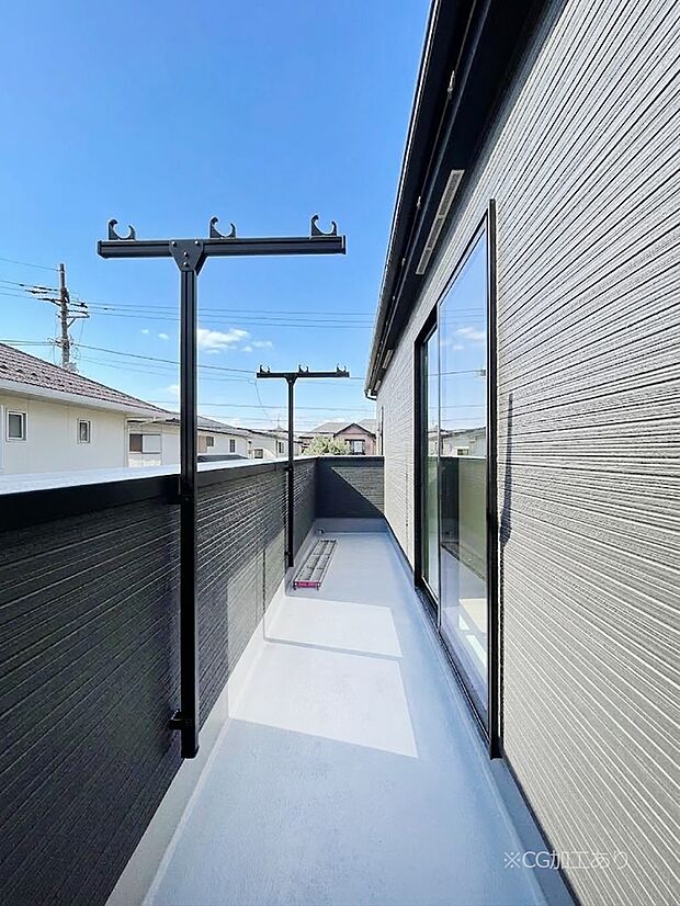 ~Balcony~ 南向きのバルコニーの前には雲以外に太陽を遮るものがありません。お洗濯物も乾きやすく、何より明るく気持ちのいい光が入ってきます。使いやすく開放的なバルコニーです♪