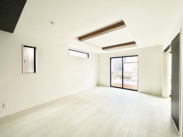 ~Living~ 豊かな陽光がこの場所を照らしだす。光溢れるこの空間はみんなの笑顔が集う場所、時を忘れ、つきることのないたわいもない会話を楽しむ時間、たくさんの思いが綴られる場所。