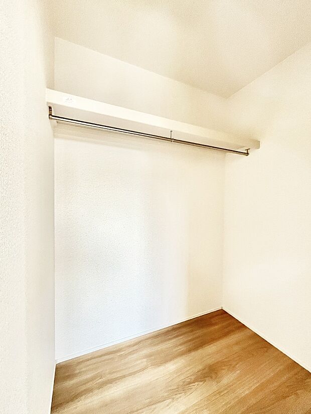 衣類をハンガーに掛けたまま収納できるWIC。衣類の整理整頓がしやすくて便利です!