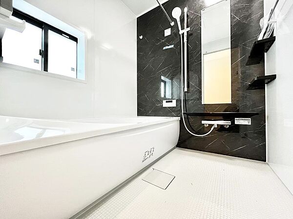 ～Bath Room～　落ち着いた雰囲気の浴室で明日に向けてリフレッシュ。浴室乾燥機能も付いているので隣の洗濯機置き場で洗い上がった洗濯物を、雨の日も天気を気にせず乾燥させることも可能です。　