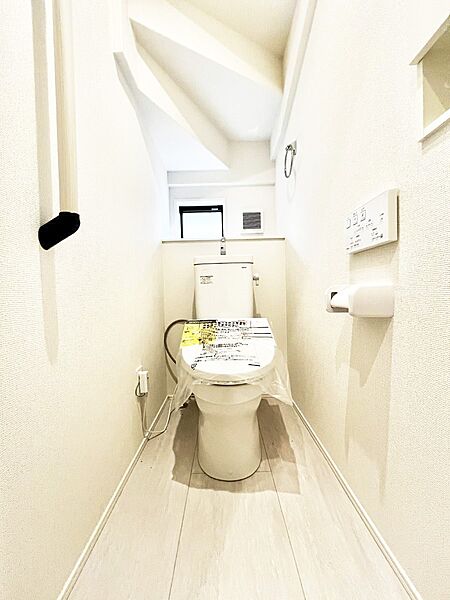～Toilet～　綺麗・スッキリ・快適なウォシュレット付トイレでくつろげる空間です。トイレは毎日使わざるを得ないもの。いつも清潔を保ちたいですね。トイレが2ヶ所あるので朝の混雑時に便利です！　