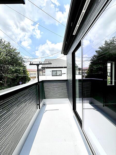～Balcony～　大きな空に囲まれた気持ちのいい家。バルコニーを覗くだけで圧倒的な開放感に包まれます。バルコニーは陽がさしこみお布団や洗濯物を気持ちよく干すことができます。