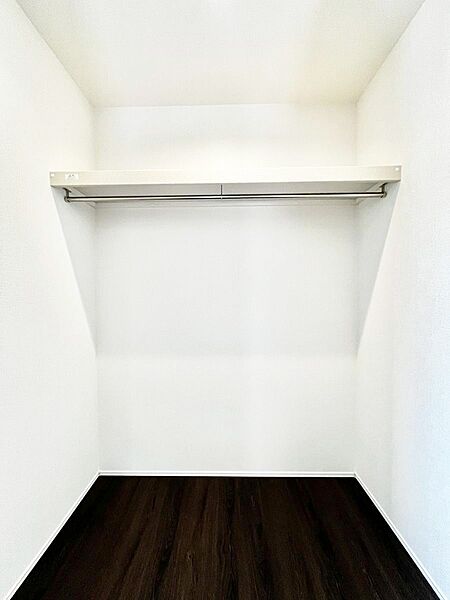 ～Walk-in Closet～　必要なものやコーディネートを一覧して確認でき、身支度や準備が短時間で済むウォークインクローゼットを設置しました。家の中をすっきりとさせる便利な収納スペースです。