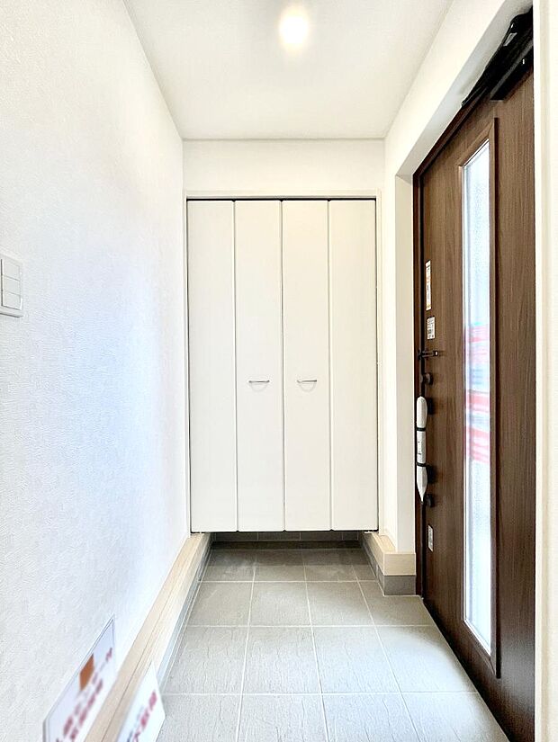 ◆1号棟◆~Entrance~ 家の中でお客様を迎える最初の場所である玄関は、家の印象そのものです!豊富な玄関収納で、常に綺麗に保つことが出来ます♪玄関にはたっぷり収納の下駄箱を完備!