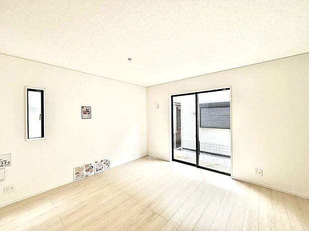 ◆1号棟◆~Living~ 飽きの来ないシンプルでおしゃれなLDK。大きな窓から日差しが差し込むので室内も明るく、家族の憩いの場としてピッタリです。開放感と日当たりの良さを是非ご覧ください!