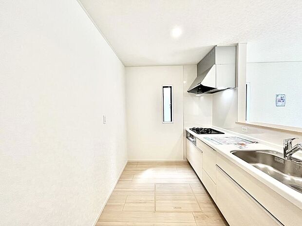 ◆1号棟◆~Kitchen~ 自然光が入る窓のあるキッチン☆毎日使う場所だからこそ、使い勝手を考慮しました。ゆったりとしたキッチンコーナーは質感豊かな仕上がりとなっております。