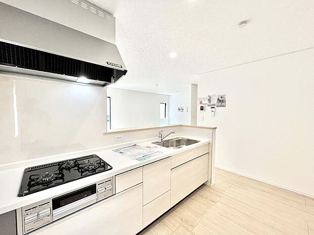◆1号棟◆~Kitchen~ 「さぁ今日は何を作ろう」こんなキッチンなら思いっきり料理ができちゃいます。キッチンからはリビングが一望できます。家族がつながるお家がここにございます。