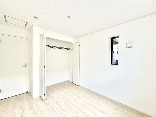 ◆1号棟◆～Bed Room～  全居室には収納クローゼットを完備！普段使いのお洋服や小物はもちろん、季節物のお洋服などもしっかりと整理整頓おしまい頂けます。  居室空間を広く使用できますね。