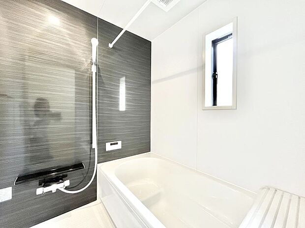 ◆1号棟◆～Bath Room～　窓付きのバスルームは、採光もあり明るく気持ちの良い空間です。窓があることで、換気環境も良好。ゆったり寛げるバスルームで、毎日のバスタイムが楽しみになりそうです。