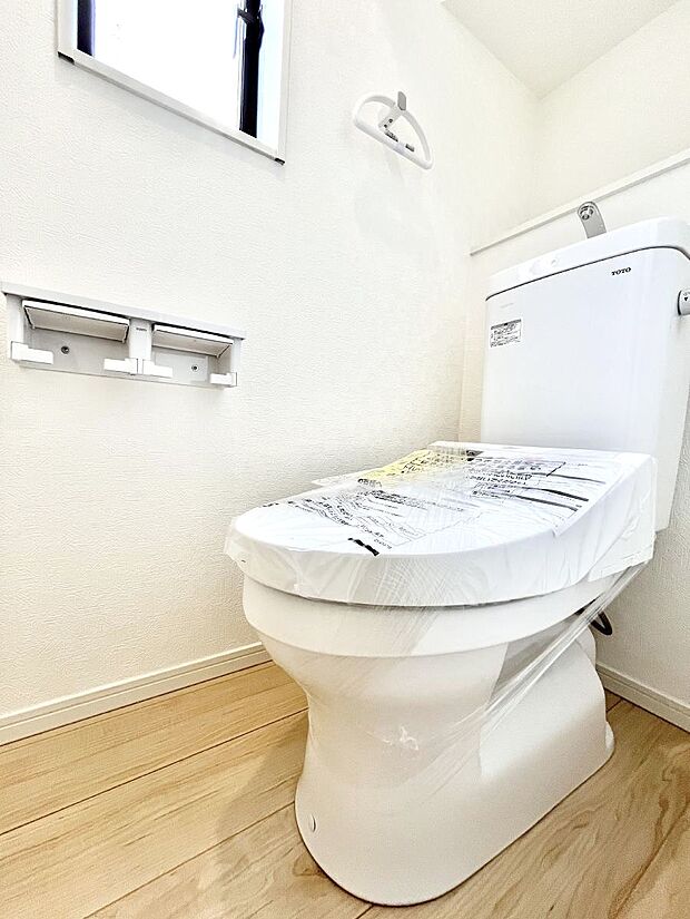 ◆1号棟◆~Toilet~ 清潔感のある水回り♪トイレはウォシュレット付きです◎トイレは毎日使わざるを得ないもの。いつも清潔を保ちたいですね。トイレが2ヶ所あるので朝の混雑時に便利です!