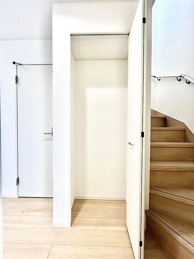 ◆1号棟◆玄関ホール収納です。掃除道具やお出かけ用グッズの収納に便利です。