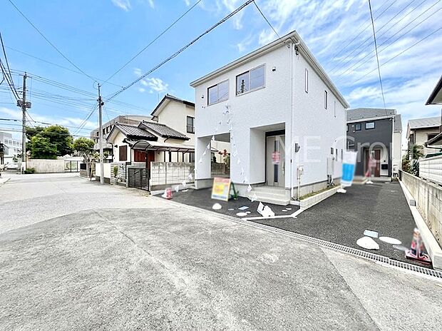 ~Exterior~ 前面道路は閑静な住宅地をはしる車通りの少ない道路。駐車の出し入れもらくらくです!ご不明点・現地見学のご希望は、お気軽にお問い合わせください!