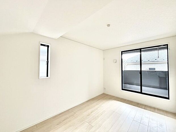 ◆1号棟◆~Bed Room~ 「今日も一日お疲れ様」とご夫婦でゆったりくつろげる寝室。 毎日の家事やお仕事に疲れた日はフカフカのベットで癒されてください。本棚をおいても快適な広さが自慢♪