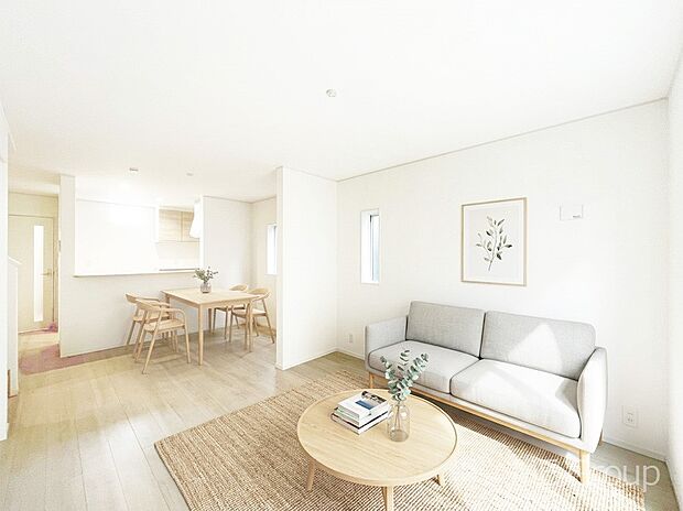 ~Living~ 家族の会話や笑顔が行き交うリビングです。子供が走ってる姿を見ながら、大きなソファやダイニングテーブルでゆったり食事をしたりくつろぎたい♪そんな夢が叶えられる空間です!※家具はCGです