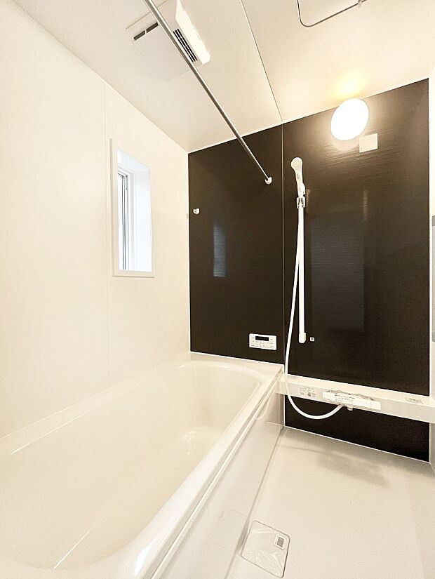 ~Bath Room~ 落ち着いた雰囲気の浴室で明日に向けてリフレッシュ。浴室乾燥機能も付いているので隣の洗濯機置き場で洗い上がった洗濯物を、雨の日も天気を気にせず乾燥させることも可能です。