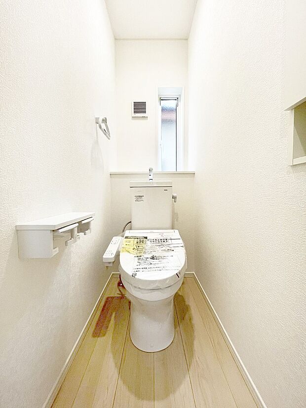 ~Toilet~ 綺麗・スッキリ・快適なウォシュレット付トイレでくつろげる空間です。1、2階共にトイレスペース!採光もあり明るく、快適空間となっております♪毎日使う場所だからこその配慮です!