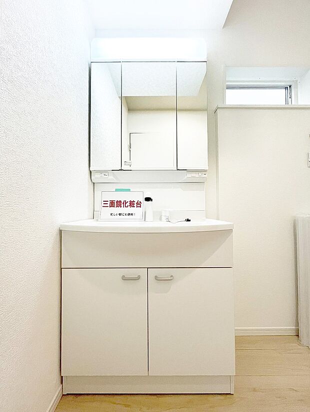 ~Dressing Room~ 清潔感溢れる色合いで統一されていると、スッキリと整った印象をうけます。 鏡の裏にはたっぷりと収納スペースを標準装備! 水廻りは、シンプルかつ機能性を重視して。