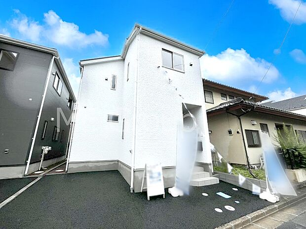 ~Exterior~ 四季を通じて自然と触れ合えるスポットが周辺にたくさん!お散歩やジョギング、週末の遊びに最適です。目の前に広がる開放感とゆとり、暮らしの夢を育む理想の住まいがここにございます。