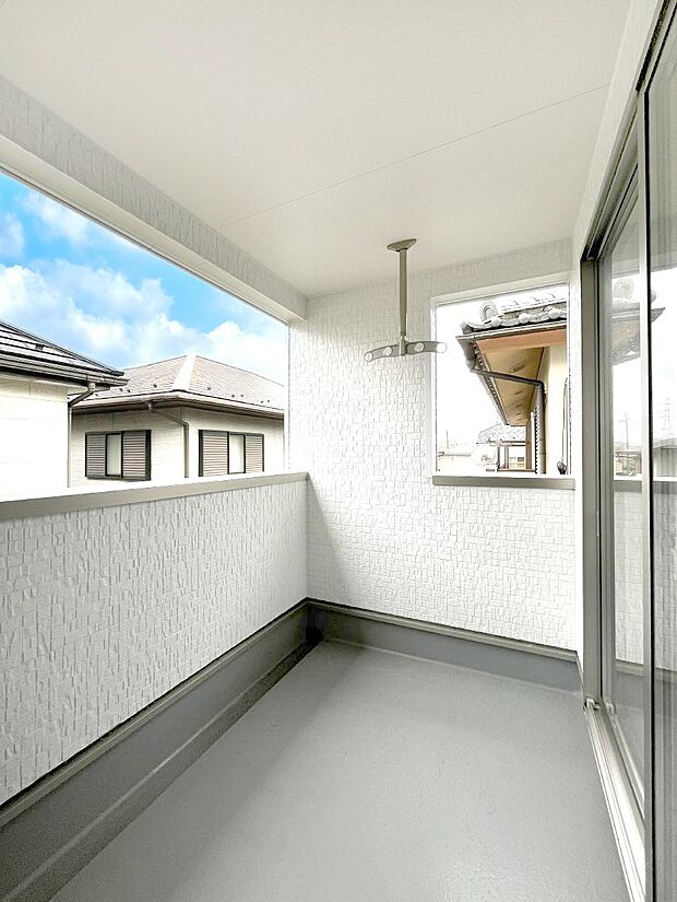 ~Balcony~ バルコニーは温かい陽がさしこみ、お布団や洗濯物を気持ちよく干すことができます。 使いやすく開放的なバルコニーです♪陽ざしがたっぷり降り注ぐ、バルコニー付き住まい。
