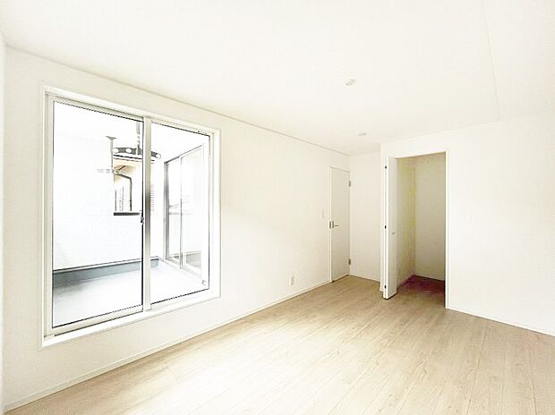 ~Bed Room~ 「今日も一日お疲れ様」とご夫婦でゆったりくつろげる寝室。 毎日の家事やお仕事に疲れた日はフカフカのベットで癒されてください。テレビや本棚をおいても快適な広さが自慢♪