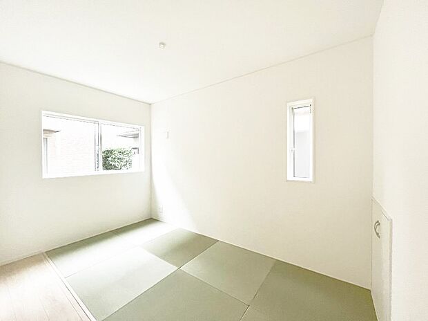 ~Japanese Room~ LDK隣接の和室は、アイロンがけなど奥様の家事スペースとして、また小さなお子様のいるご家庭ではお昼寝やおむつ替えの場としてご活用いただけます。