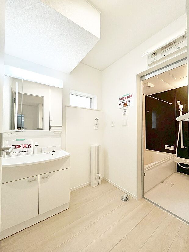 ~Dressing Room~ 暗くなりがちな洗面所も窓があると採光と換気が可能なので気持ちよくお使い頂けます。三面鏡タイプの洗面台は鏡裏収納で散らかりがちな洗面所もスッキリ♪