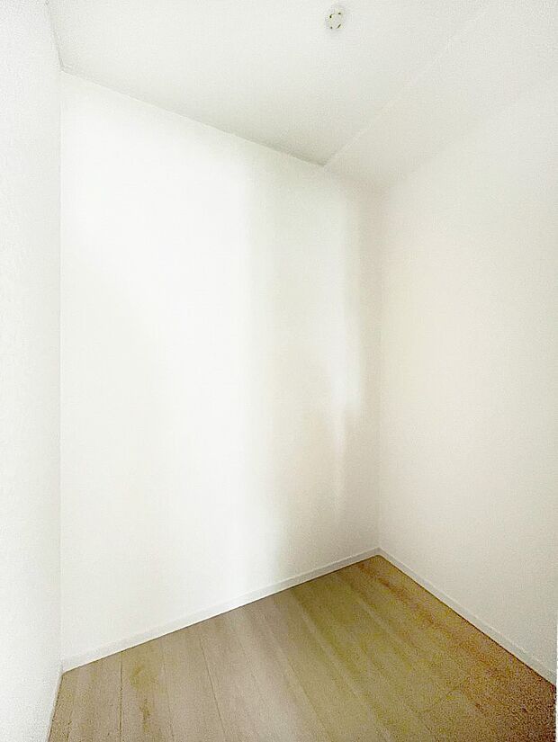~Walk-in Closet~ 必要なものやコーディネートを一覧して確認でき、身支度や準備が短時間で済むウォークインクローゼットを設置しました。家の中をすっきりとさせる便利な収納スペースです。