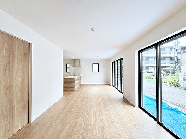 ～Living～  豊かな陽光がこの場所を照らしだす。  光溢れるこの空間はみんなの笑顔が集う場所、時を忘れ、つきることのないたわいもない会話を楽しむ時間、たくさんの思いが綴られる場所。