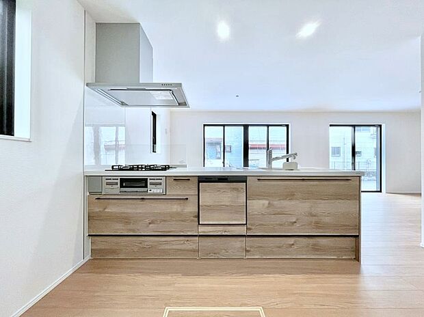 ～Kitchen～　会話が弾むリビング、料理が愉しくなるキッチン。家は、ただ生活する場ではなく、暮らしを愉しく、快適にする場所。笑顔の毎日、安らぎの日々のために、最新の設備・仕様を採用。