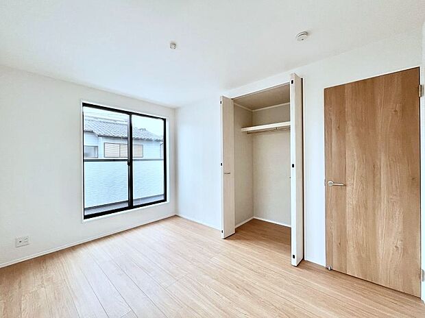 ～Bed Room～  全居室には収納クローゼットを完備！普段使いのお洋服や小物はもちろん、季節物のお洋服などもしっかりと整理整頓おしまい頂けます。  居室空間を広く使用できますね。