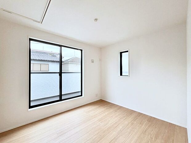 ～Bed Room～　子供部屋はお子様にとって大変重な役割があります。子供一人で過ごす空間を与えることで、宿題や勉強時間も自然と増えまた自ら部屋の片付けや掃除なども促すことに繋がります。