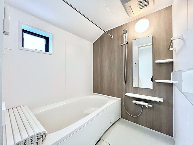 ～Bath Room～　落ち着いた雰囲気の浴室で明日に向けてリフレッシュ。浴室乾燥機能も付いているので隣の洗濯機置き場で洗い上がった洗濯物を、雨の日も天気を気にせず乾燥させることも可能です。