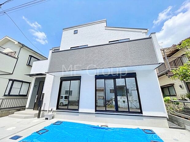 ～Exterior～  閑静な住宅地で子育て家族にピッタリ。  毎日のお散歩も快適な緑に恵まれたエリアで、自然に包まれた穏やかな暮らしを実現するための、ゆとりある住環境が整っています。